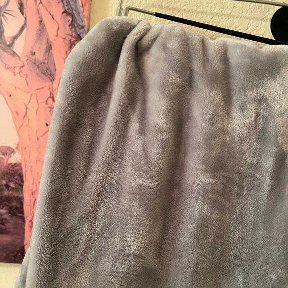 Better Homes And Gardens Soft Gray throw blanket pre-owned - Picture 9 of 15
